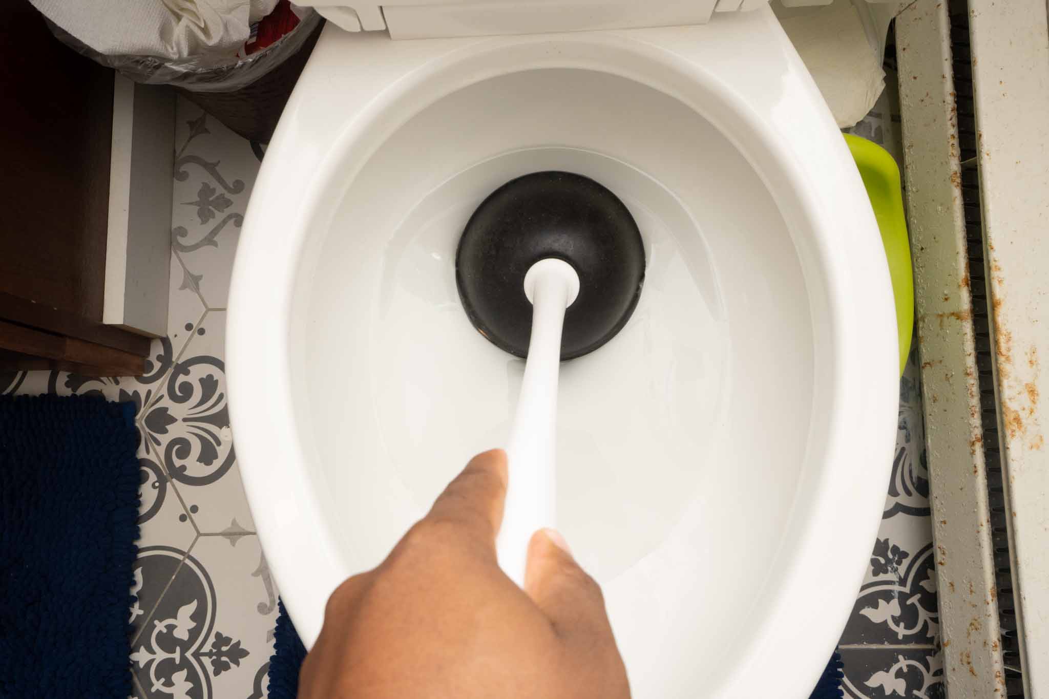 using plunger to clear toilet