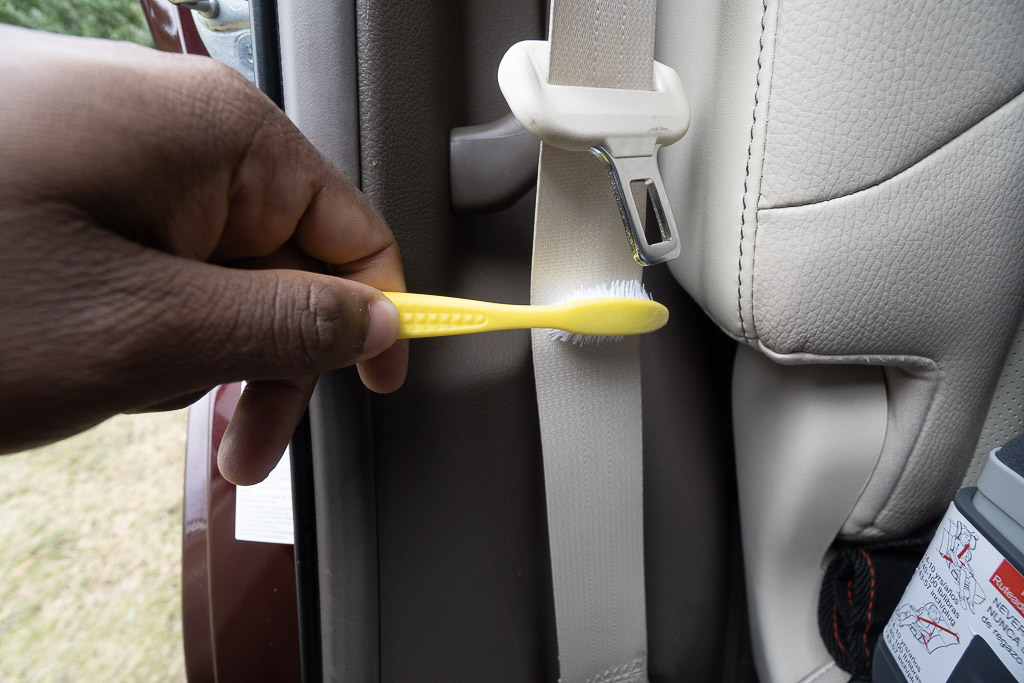 cleaning car seat belt with toothpaste