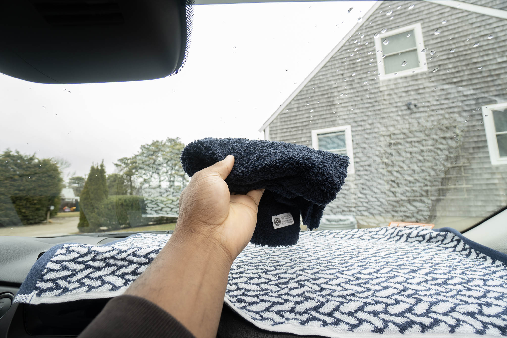 using microfiber cleaning cloth to clean inside windshield